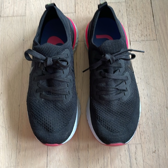 Nike Black Epic React Flyknit Women’s Shoes Sneakers Trainers Knit Bootie Fit 8 - Picture 2 of 6